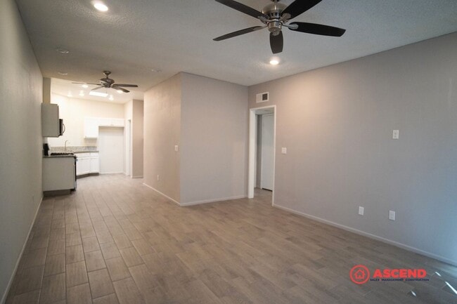 Building Photo - Apartment in Central Bakersfield!
