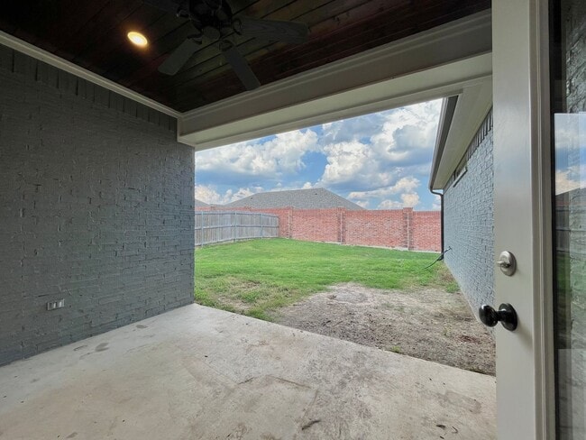Building Photo - 7012 Hillside Ave