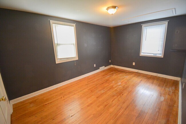 Building Photo - Conveniently located 3 bed 1.5 with Fenced In Yard Available NOW!