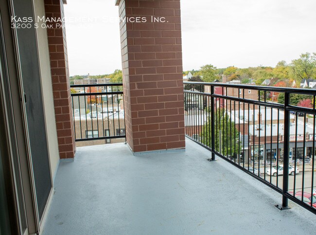 Building Photo - ReVerb Century Station Apt! (3200 S Oak Park)