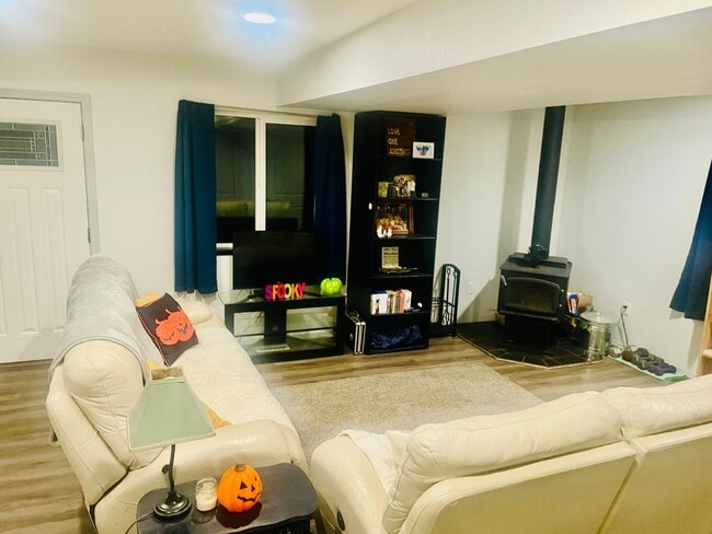 Building Photo - Single family home on 5 acres with a fenced back yard and Huge 3 car garage!  Gourmet Chefs Kitch...