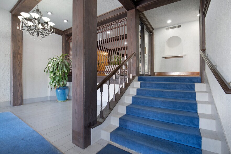 Building Photo - 12830 Burbank Blvd