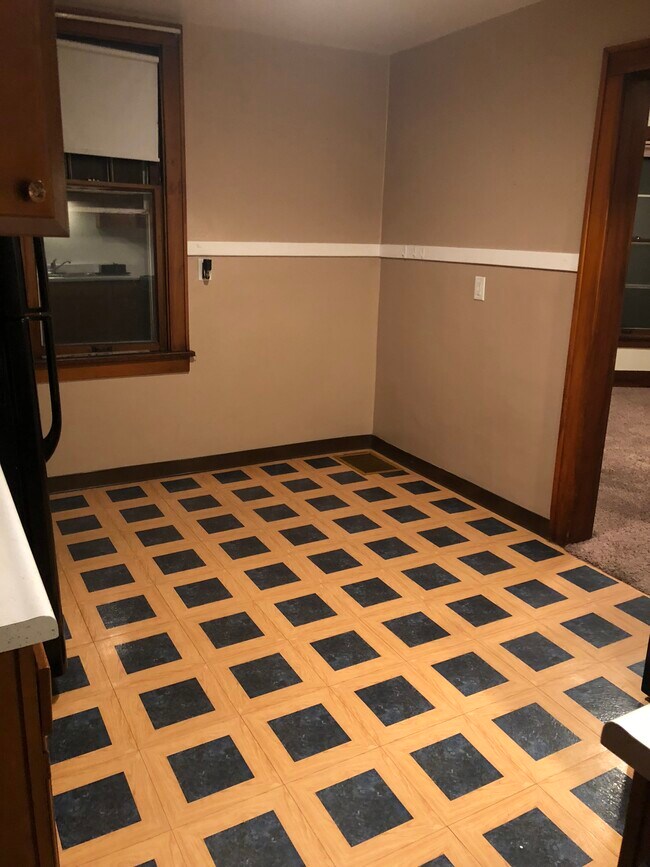 Building Photo - 558 Monroe St