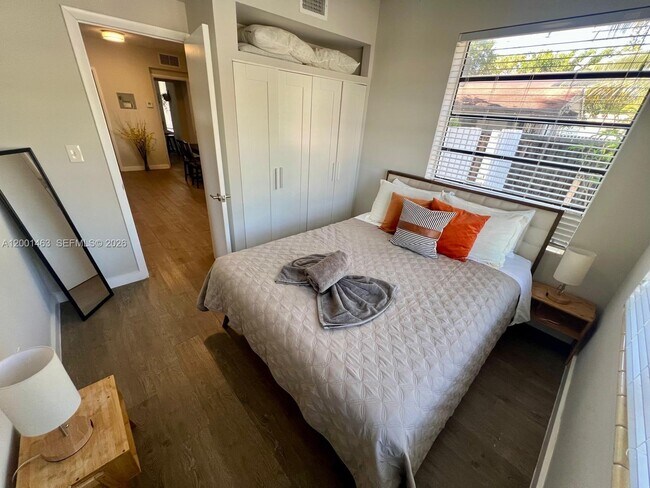 Building Photo - 2932 NW 16th Ave