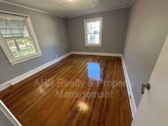 Building Photo - 528 Baldwin Rd