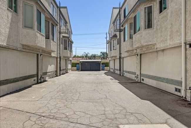 Building Photo - Bright, spacious Van Nuys 3-level townhome
