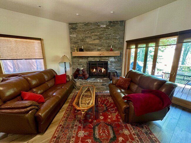 Building Photo - Beautiful Home on the Creek in Glenrock! - Summer pool in complex!