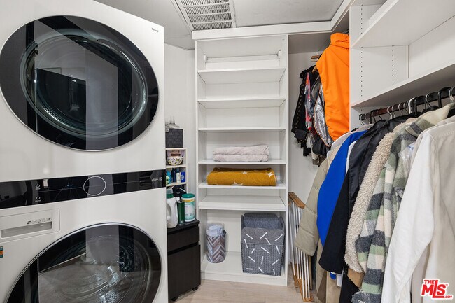 Building Photo - 245 Main St