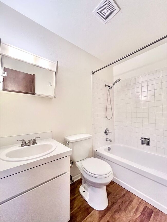 Building Photo - 2 Bed, 1 Bath Apartment!!