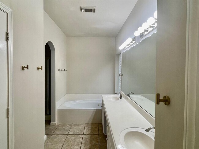 Building Photo - 4503 Northshore Ct