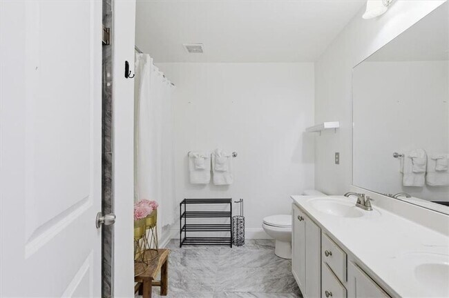 Building Photo - 1076 N Village Dr