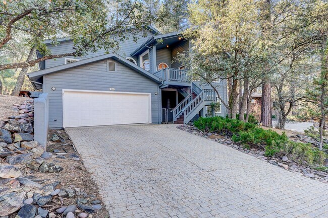 Building Photo - Spacious 3 Bed, 3 Bath Home in Hidden Valley Ranch!