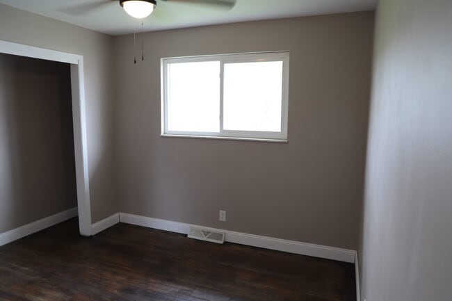 Building Photo - 1661 W Highview Dr