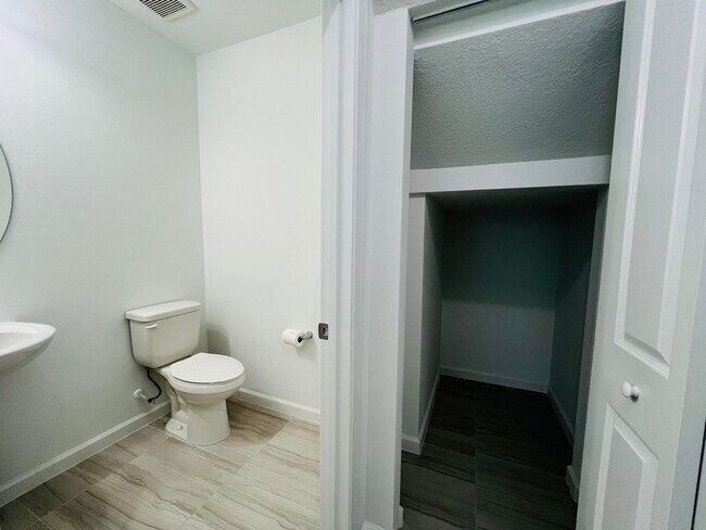 Building Photo - 16411 Powerscourt Dr