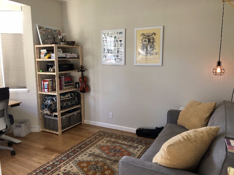 Building Photo - 558 N 3rd St