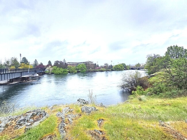 Building Photo - $1,600 - 1 Bed / 1 Bath Gorgeous Condo Unit in University District