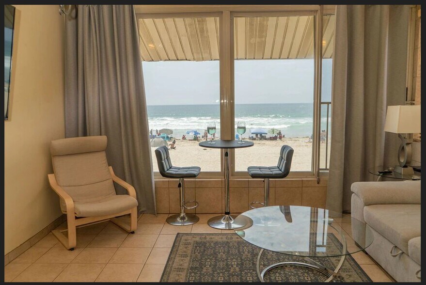 Building Photo - 3261 Ocean Front Walk