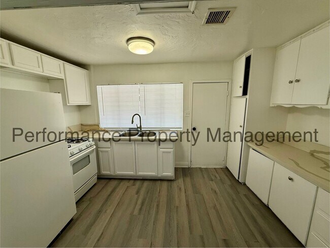 Building Photo - 3703 Eucalyptus Dr