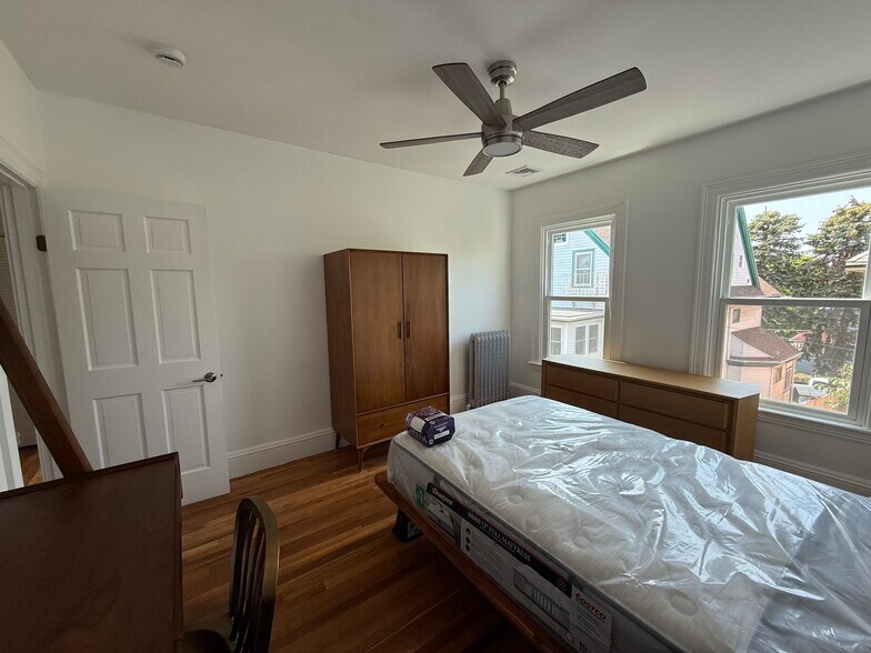 Building Photo - 96 Munroe St