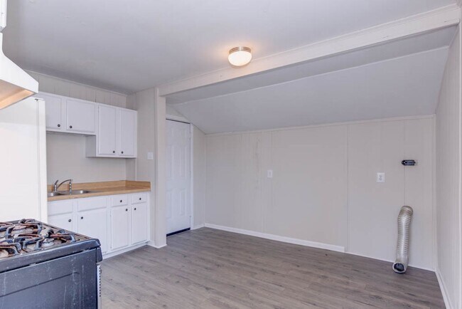 Building Photo - 106 Pine Grove Ave