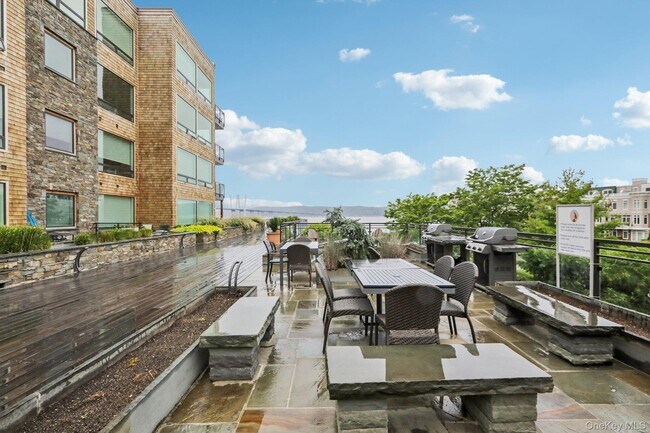 Building Photo - 11 River St