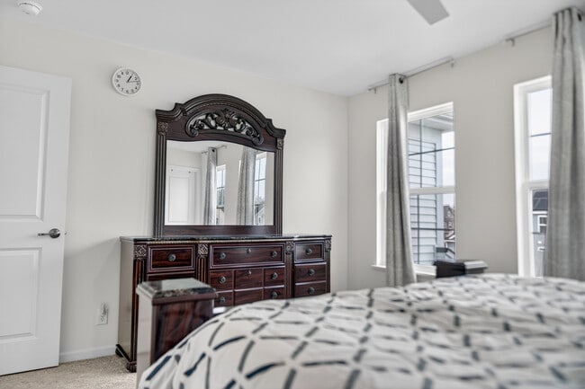 Building Photo - 395 S Pointe Ave