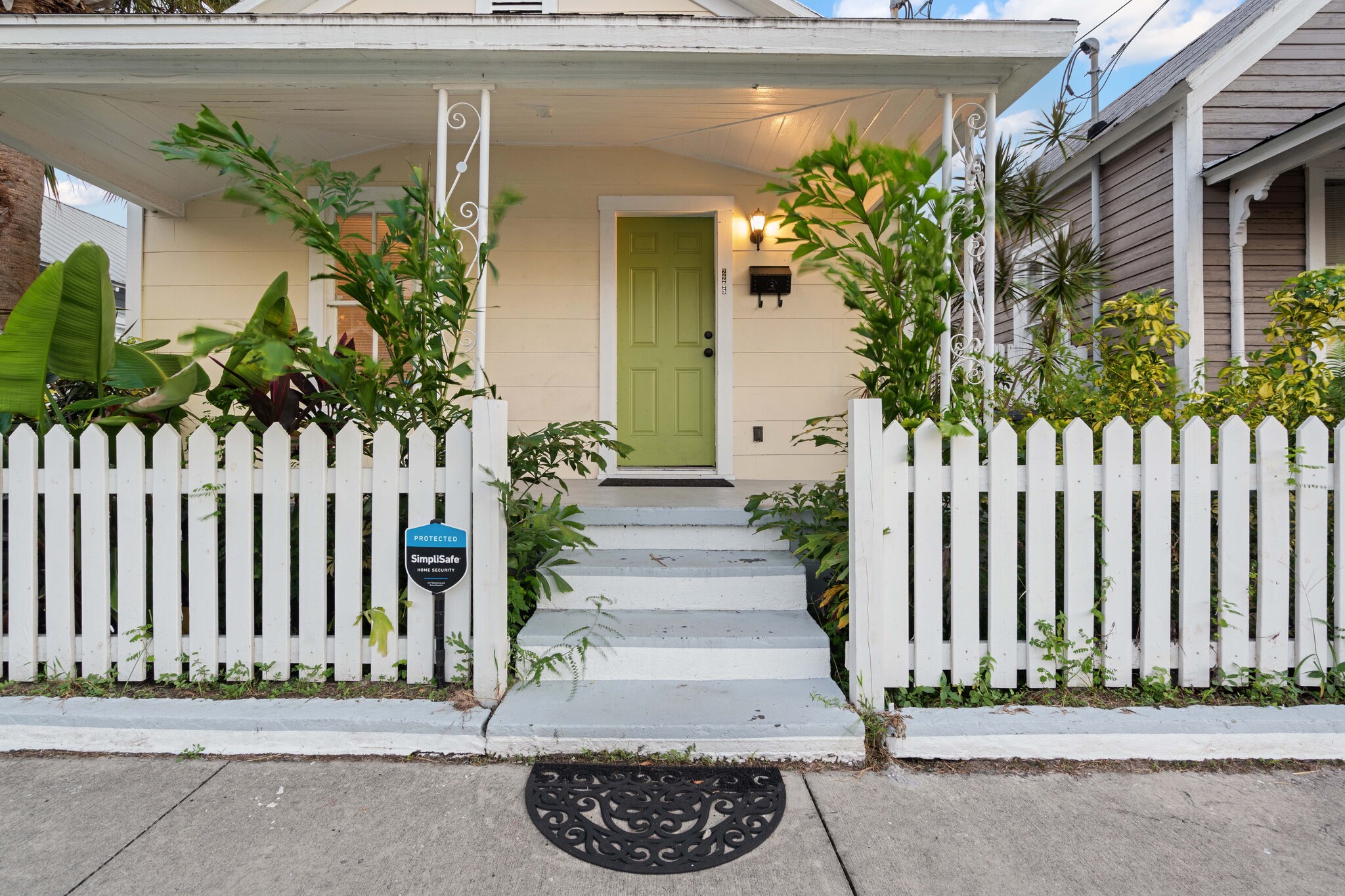 Building Photo - 2205 E 5th Ave