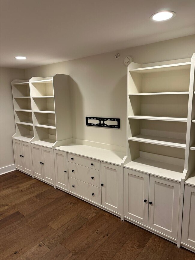 Building Photo - Desirable Nettleton rare vacancy2 Bd  2.5 baths, 2 parking space are included one in covered gara...