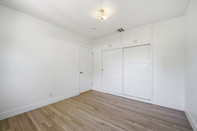 Building Photo - 2 bedroom, den and 1.5 bath, a few blocks of SPHS