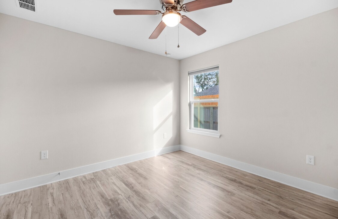 Building Photo - 13050 Hartung Ave