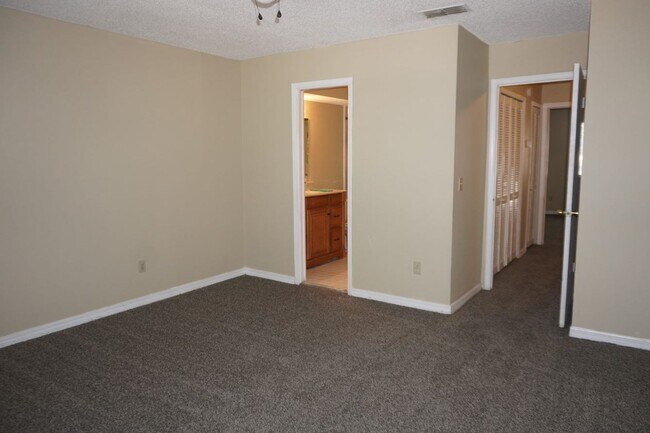 Building Photo - 2 Bedroom 2.5 Bath Townhome