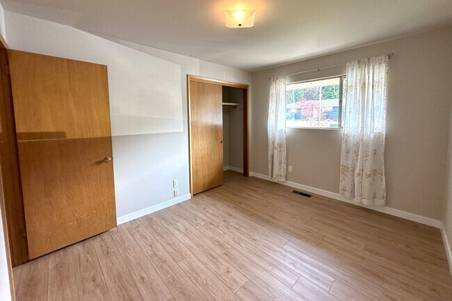 Building Photo - 3 bd Rambler in View Ridge Neighborhood