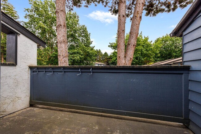 Building Photo - End-Unit Townhome in the Heart of Downtown Issaquah