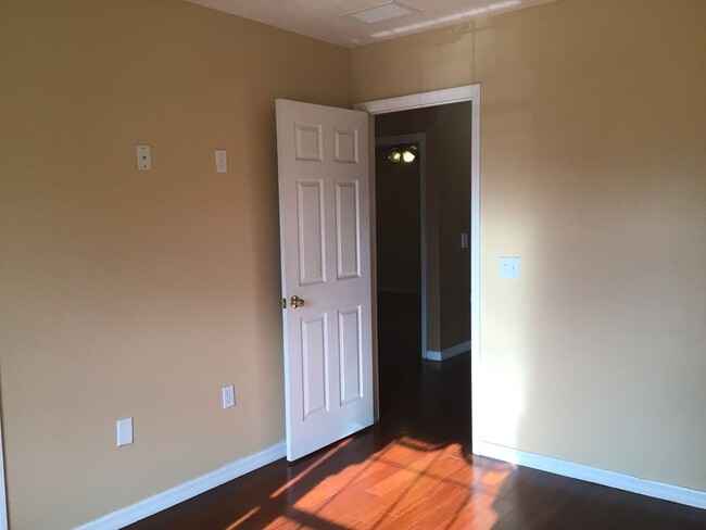 Building Photo - 410 Bloomfield Dr