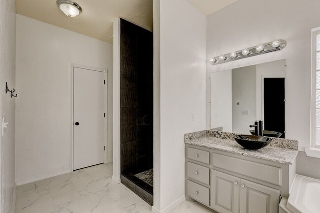 Building Photo - 1605 Silver Oak Dr