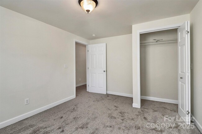 Building Photo - 1005 Rainbow Dr