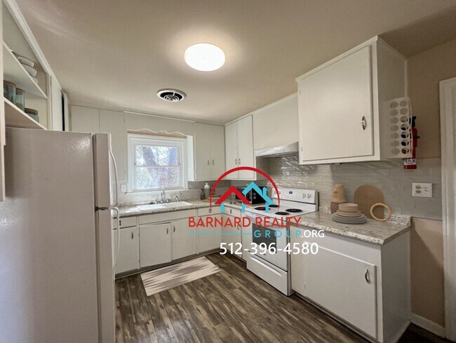 Building Photo - Available March 21: 3 Bed/2 Bath in Established Neighborhood