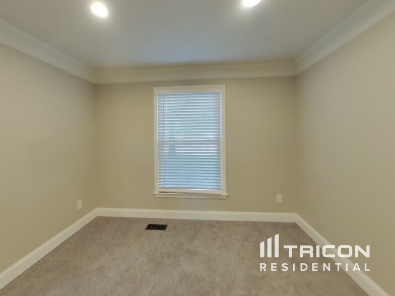Building Photo - 15924 W 149th Terrace