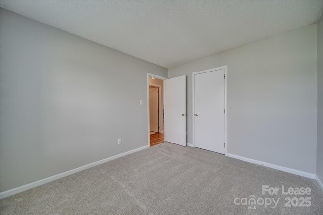 Building Photo - 120 Lantana Dr