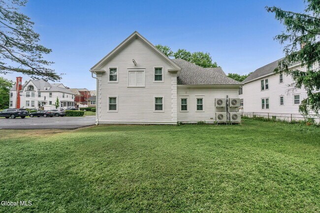Building Photo - 521 Warren St