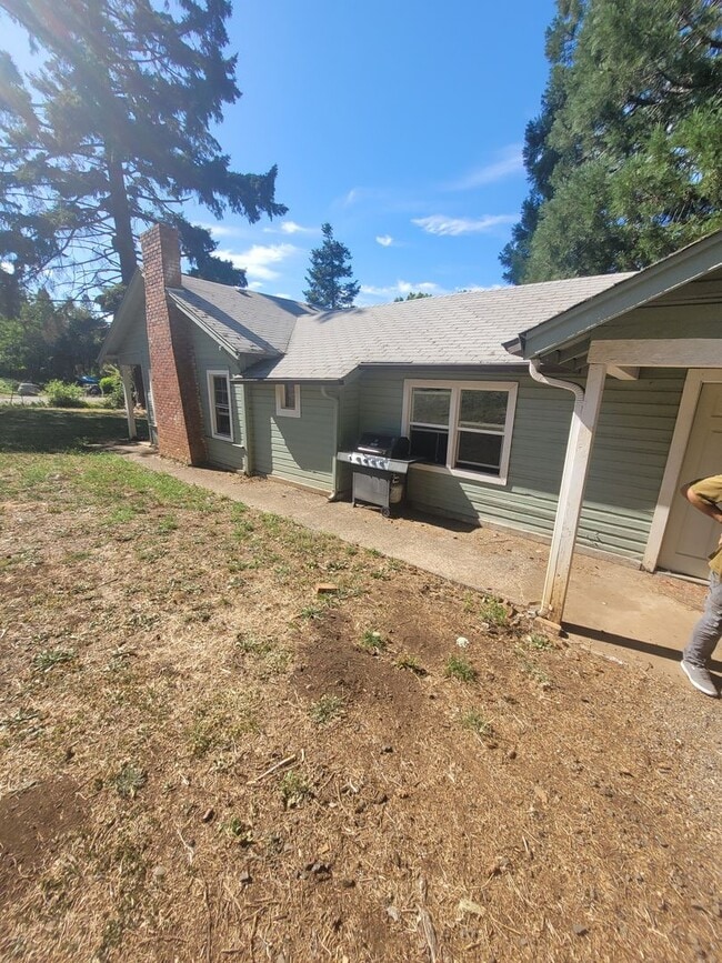 Building Photo - 3BD, 1BA Single Level home with large,  fe...