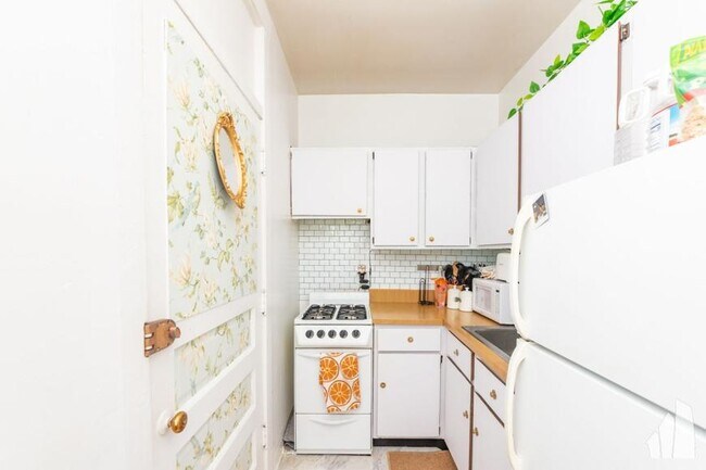 Building Photo - 1 bedroom in Chicago IL 60657