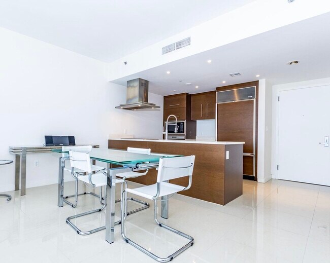 Building Photo - 485 Brickell Ave