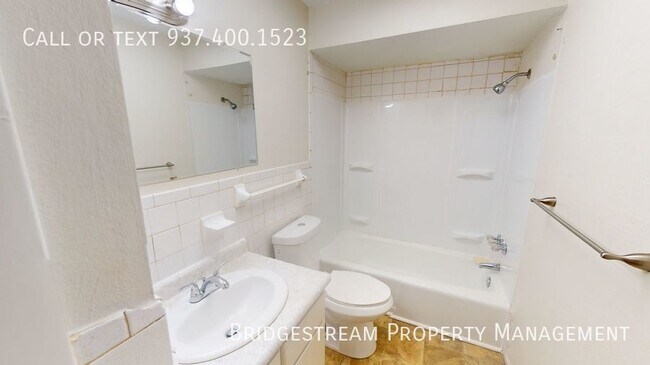 Building Photo - Nice middle level 2 Bedroom 1 bath unit in...