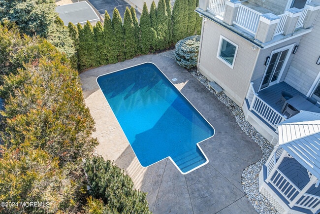 Building Photo - 215 Hollywood Ave