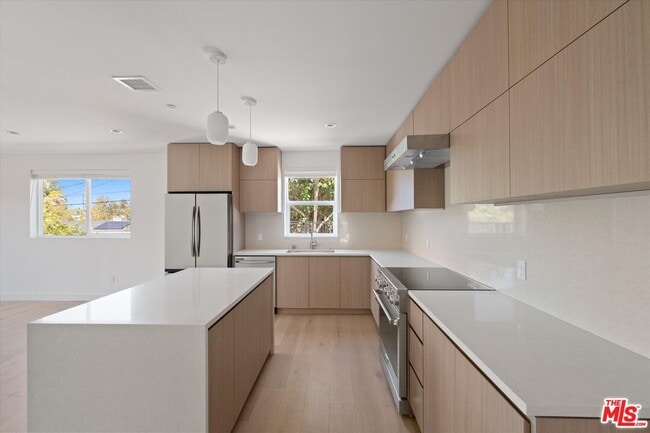 Building Photo - 15207 Morrison St