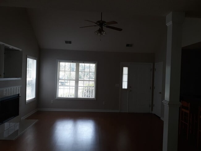Building Photo - MOVE IN SPECIAL - $300 OFF THE FIRST FULL ...