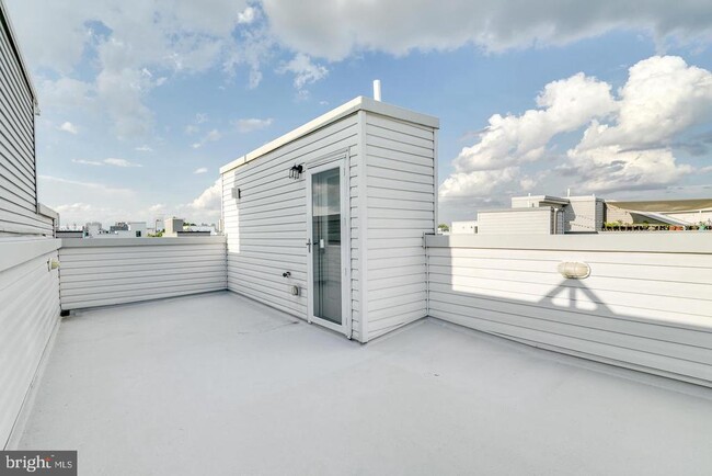 Building Photo - 623 Emily St