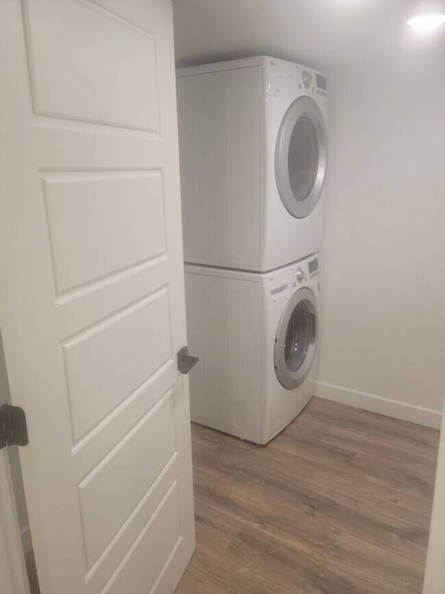 Building Photo - Spacious 3-Bedroom Basement Apartment – Al...