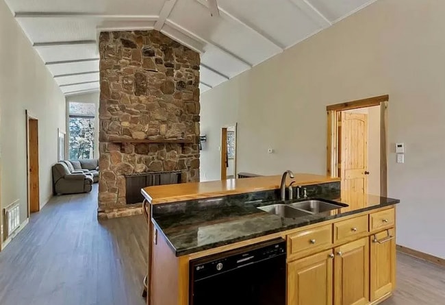 Building Photo - Beautiful and Spacious! Upgraded Multi-lev...